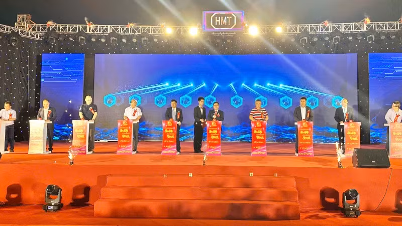 Đưa vào hoạt động Nhà máy Công nghệ vật liệu mới HMT Hải Phòng chuyên sản xuất bộ phận linh kiện an toàn thụ động xe ô-tô.