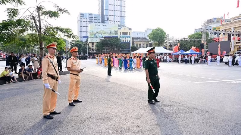 Công an Hải Phòng phân luồng giao thông cho lễ diễu hành quần chúng.