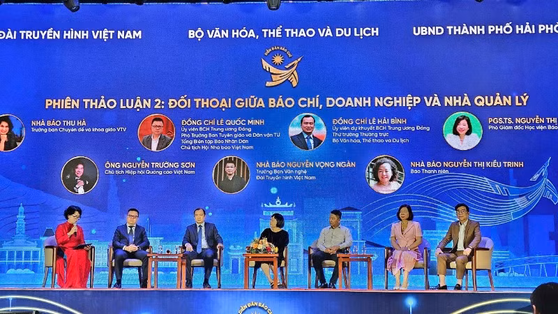 Đối thoại giữa báo chí, doanh nghiệp và nhà quản lý.