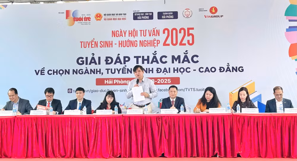 Ban tư vấn giải đáp thắc mắc cho học sinh, phụ huynh về chọn ngành, tuyển sinh đại học - cao đẳng năm 2025.