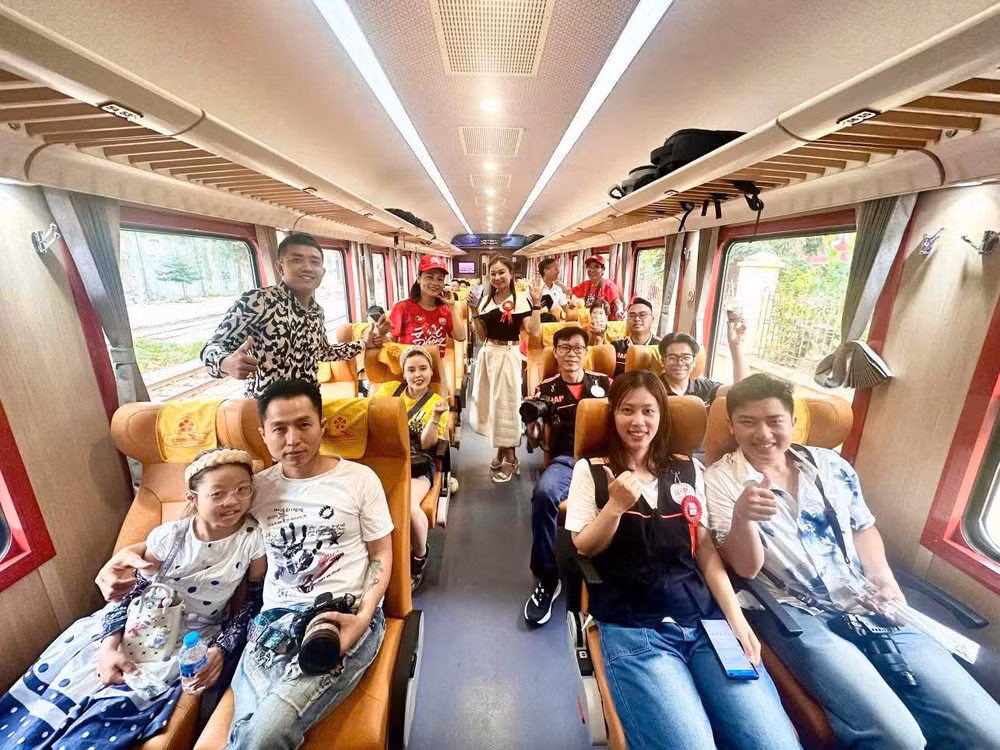 Du khách trải nghiệm trên tàu.