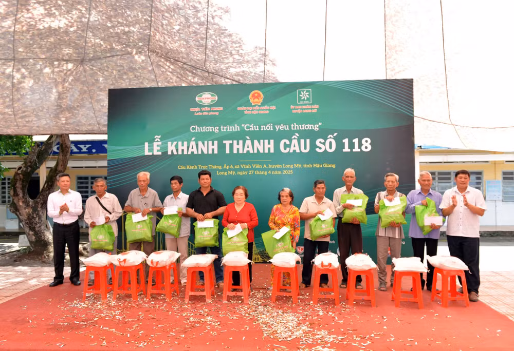 Trao tặng các phần quà cho các gia đình có hoàn cảnh khó khăn, gia đình chính sách và học sinh giỏi vượt khó.