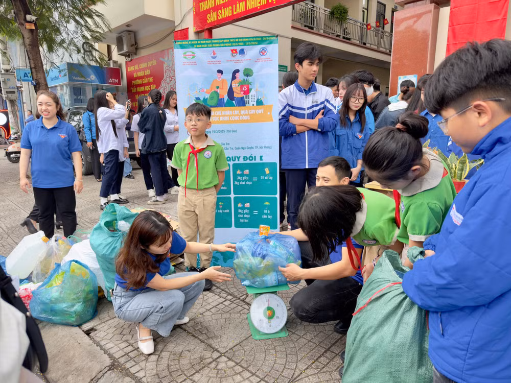 Đổi rác thải nhựa lấy quà.