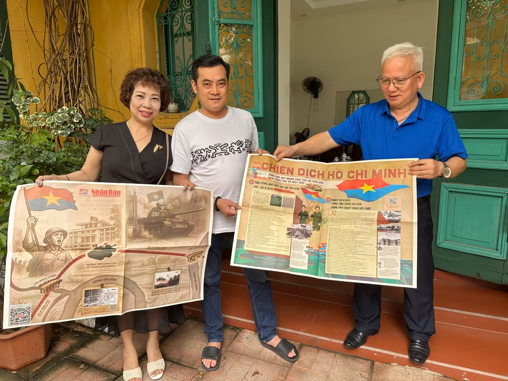 Nụ cười rạng rỡ hiện lên trên gương mặt các cô, các bác khi cầm trên tay tờ phụ san.