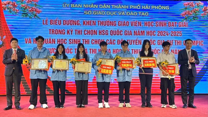 Trao phần thưởng tặng các học sinh đoạt giải Nhất kỳ thi học sinh giỏi quốc gia.