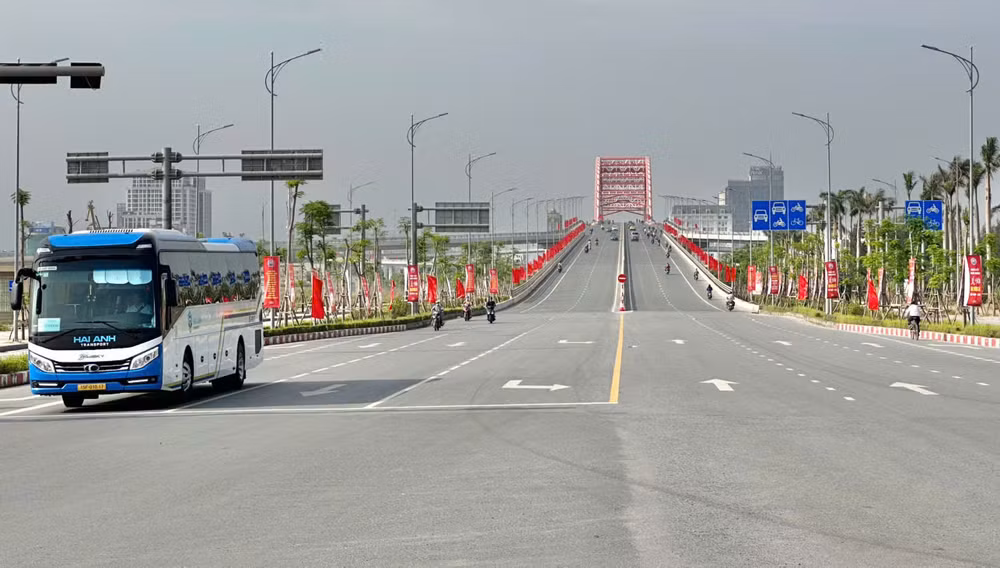 Tuyến đường Đỗ Mười có điểm đầu từ chân cầu Hoàng Văn Thụ.