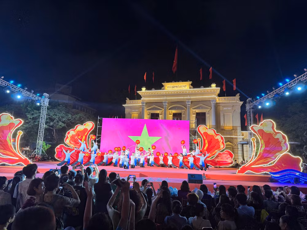 Liên hoan thu hút đông đảo các bậc phụ huynh đến cổ vũ cho các em học sinh.