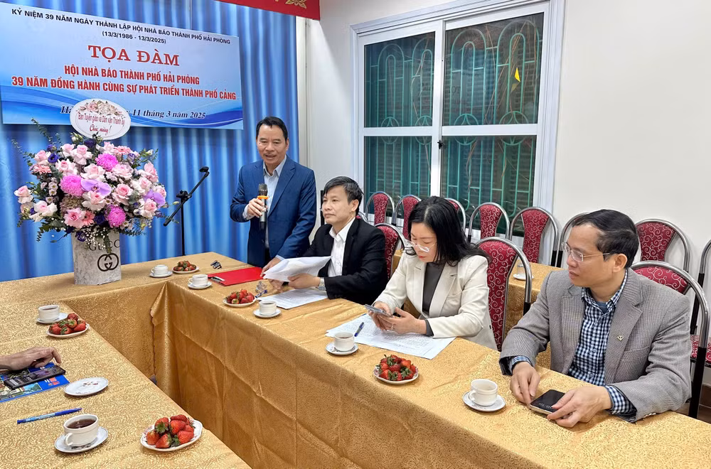 Tọa đàm “Hội Nhà báo thành phố Hải Phòng - 39 năm đồng hành cùng sự phát thành phố Cảng”.