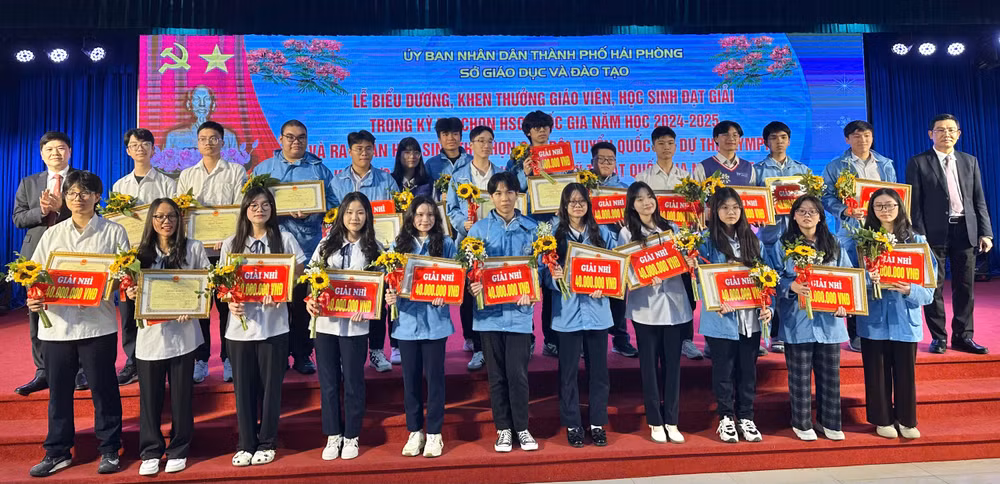 Khen thưởng các em học sinh đạt thành tích cao.