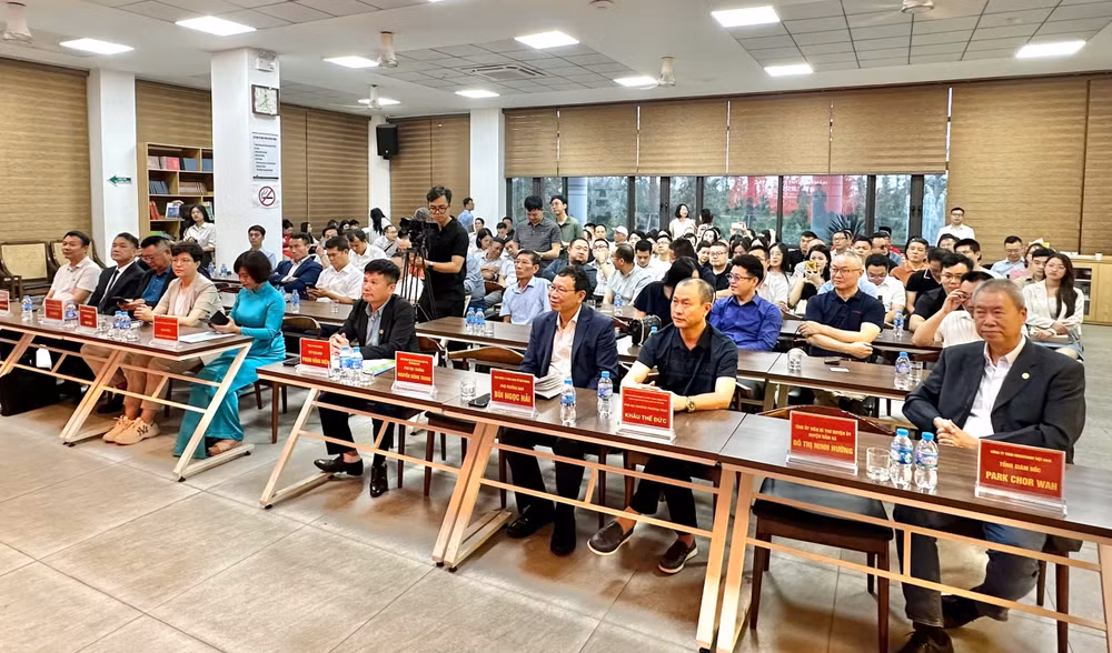Các đại biểu doanh nghiệp Hải Phòng và Trung Quốc trao đổi hợp tác.