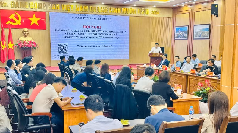 Đại diện lãnh đạo các công ty sản xuất, kinh doanh, cùng đại diện các Sở, ngành và đơn vị chức năng có liên quan tham gia hội nghị.