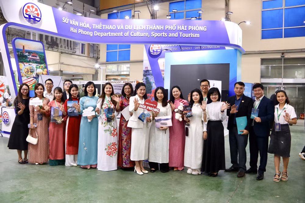 Chụp ảnh lưu niệm tại gian hàng Du lịch Hải Phòng.