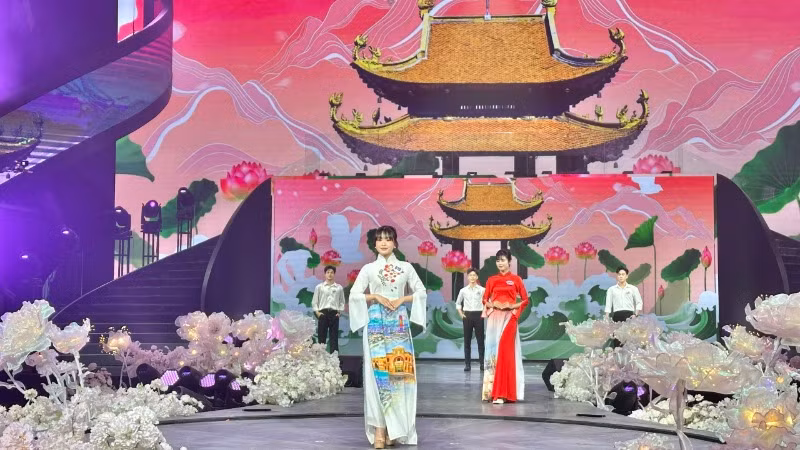 Các thí sinh trình diễn trang phục áo dài.