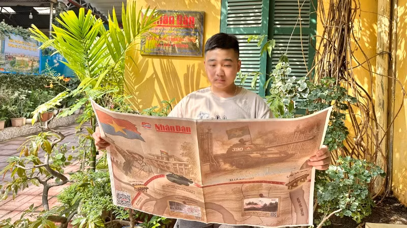 Tuổi trẻ Hải Phòng phấn khởi đón nhận phụ san đặc biệt trên tay.