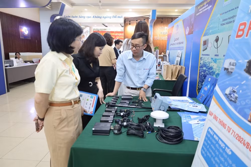 Đại diện công ty Điện điện tử Bách khoa giới thiệu công nghệ thiết bị định vị giám sát hành trình tàu cá.