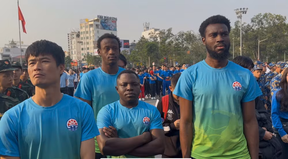 Du khách nước ngoài tham gia hưởng ứng.