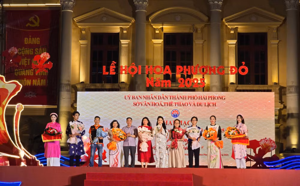 Ban tổ chức tặng hoa các đoàn múa rối.