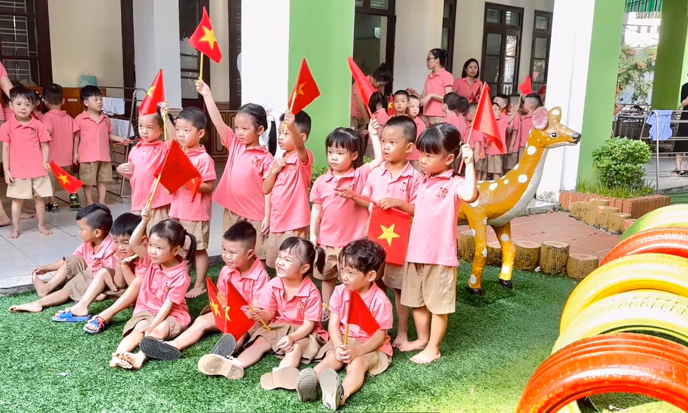 Các bé mầm non múa hát mừng ngày Giải phóng miền nam, thống nhất đất nước 30/4.