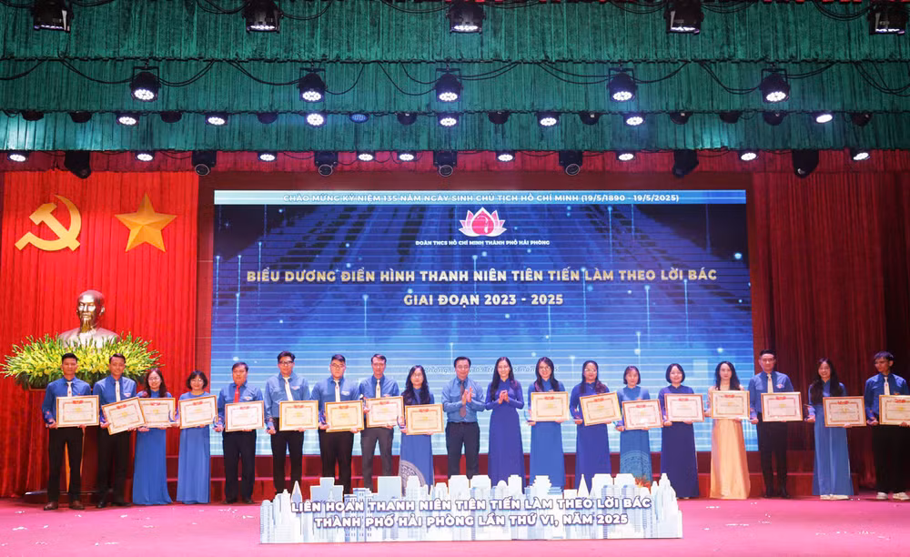 Biểu dương các tập thể, cá nhân tiêu biểu.