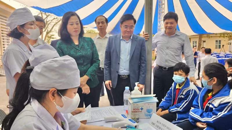 Bộ trưởng Y tế Đào Hồng Lan kiểm tra tiêm chủng cho trẻ em tại phường Lê Lợi, quận An Dương.