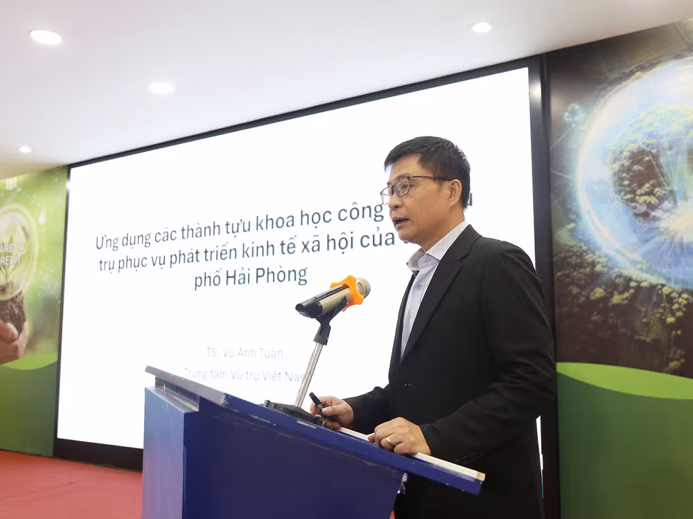 Ông Vũ Anh Tuân, Phó Tổng Giám đốc Trung tâm Vũ trụ Việt Nam phát biểu tại hội thảo.