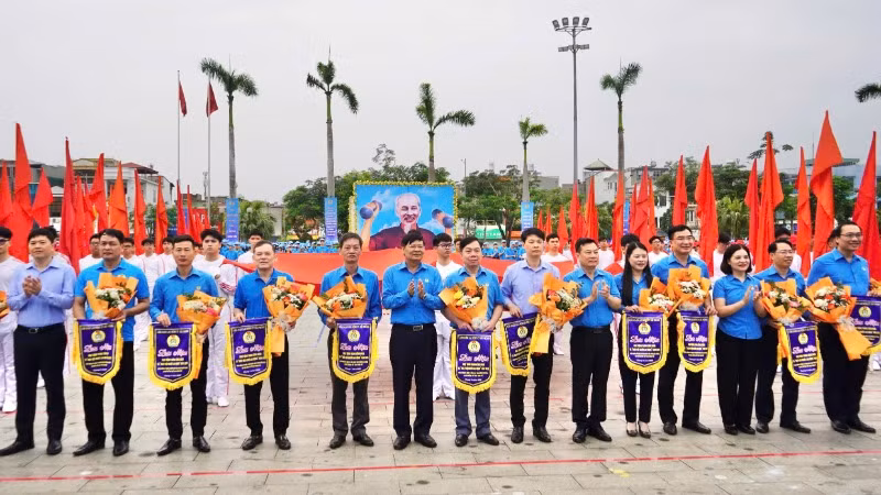 Trao quà và tặng hoa các đơn vị tham gia phát động Tháng Công nhân.