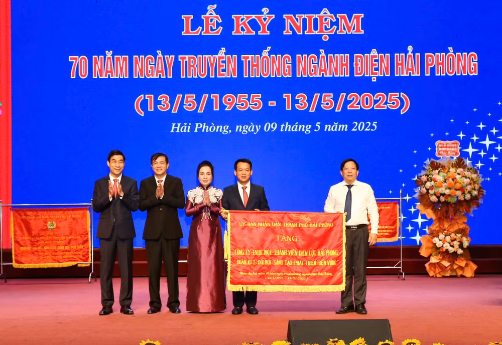 Thành phố Hải Phòng trao bức trướng và bằng khen tặng Điện lực Hải Phòng.