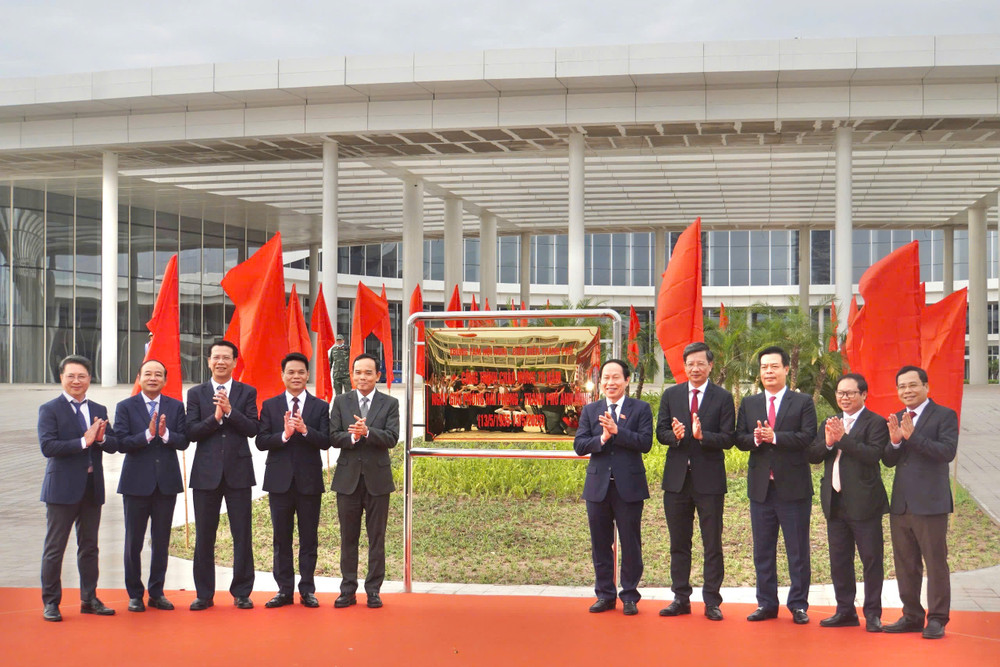 Đồng chí Trần Lưu Quang, Bí thư Trung ương Đảng, Trưởng Ban Chính sách, chiến lược Trung ương cùng lãnh đạo thành phố Hải Phòng thực hiện nghi thức gắn biển Dự án Trung tâm Hội nghị-Biểu diễn thành phố Hải Phòng. Đồng chí Trần Lưu Quang, Bí thư Trung ương Đảng, Trưởng Ban Chính sách, chiến lược Trung ương cùng lãnh đạo thành phố Hải Phòng thực hiện nghi thức gắn biển Dự án Trung tâm Hội nghị-Biểu diễn thành phố Hải Phòng.
