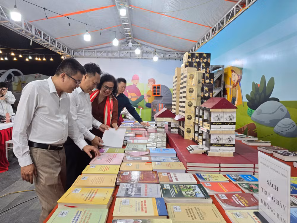 Các đại biểu tham quan Đường sách Hải Phòng 2025.