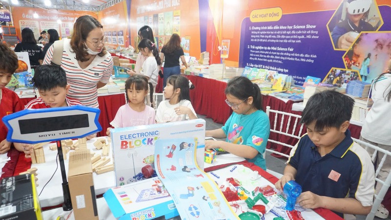Các em học sinh trải nghiệm, sáng tạo tại gian hàng sách.