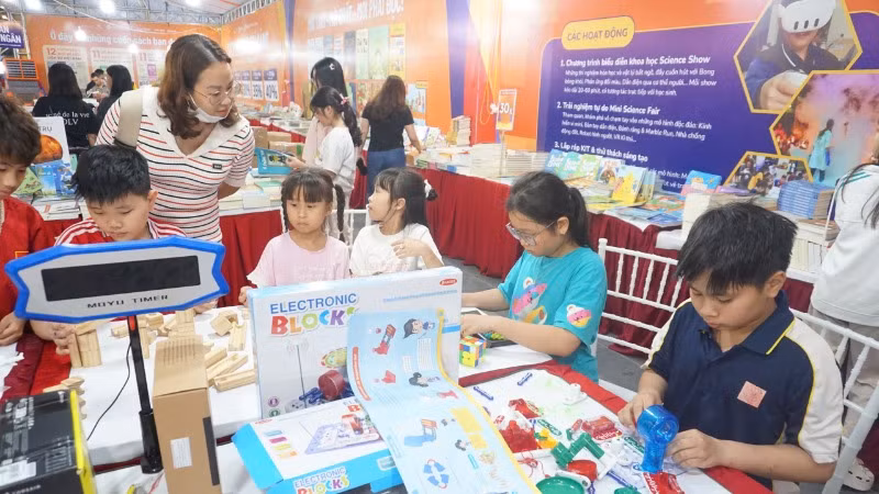 Các em học sinh trải nghiệm, sáng tạo tại gian hàng sách.