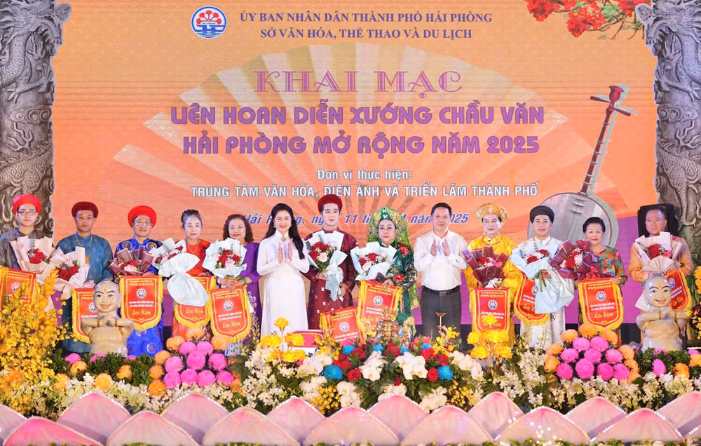 Bà Trần Thị Hoàng Mai, Giám đốc Sở Văn hóa, Thể thao và Du lịch thành phố Hải Phòng tặng hoa các nghệ nhân tham gia Liên hoan.