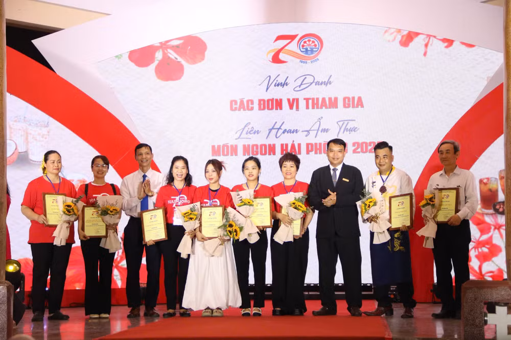Vinh danh các đơn vị tham gia Liên hoan Ẩm thực.