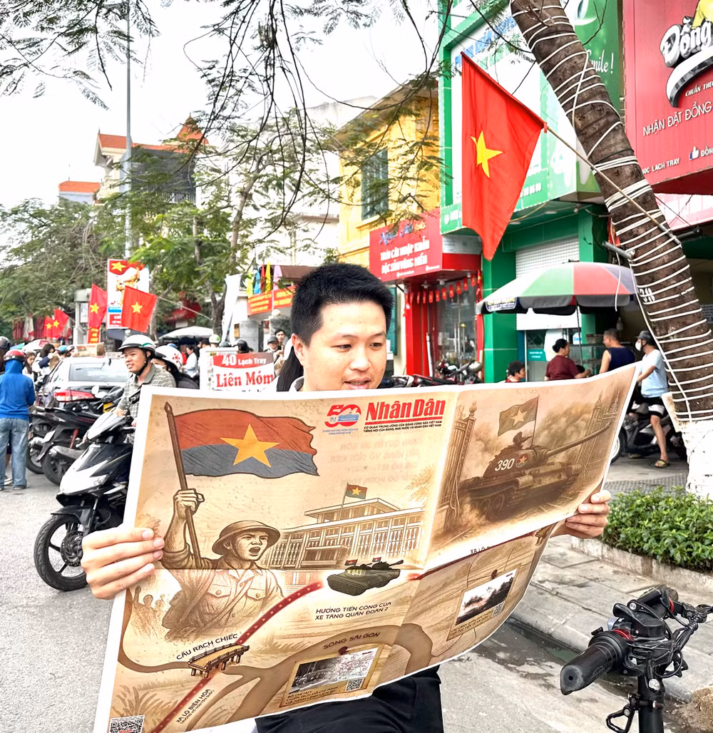 Niềm phấn khởi khi đón nhận những trang phụ san của các bạn trẻ. (Ảnh: Nguyễn Đức Nghĩa)