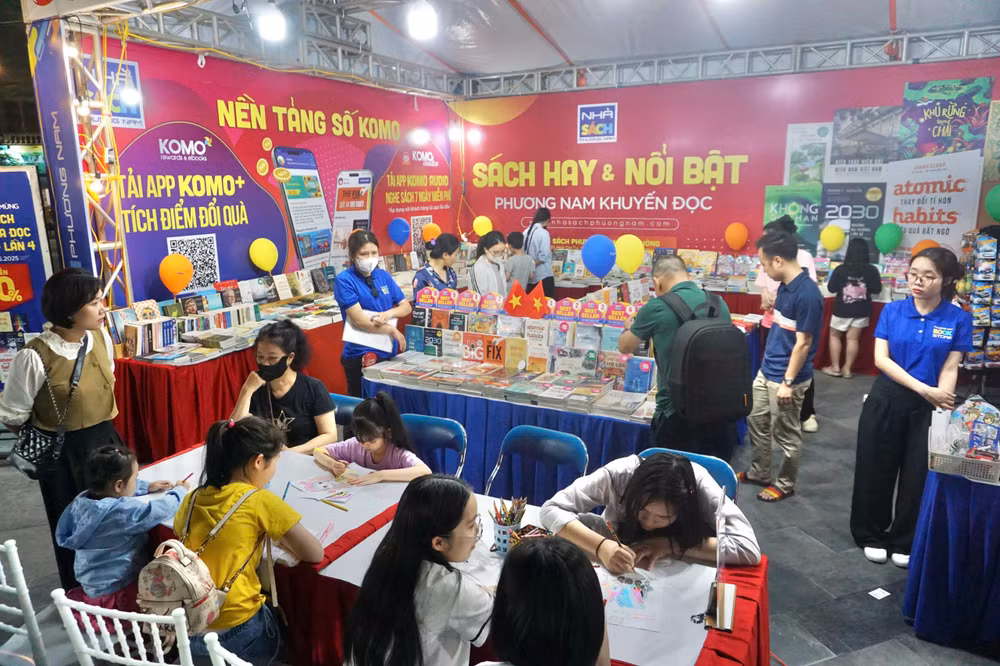 Các gian hàng sách được thiết kế hiện đại, thân thiện.