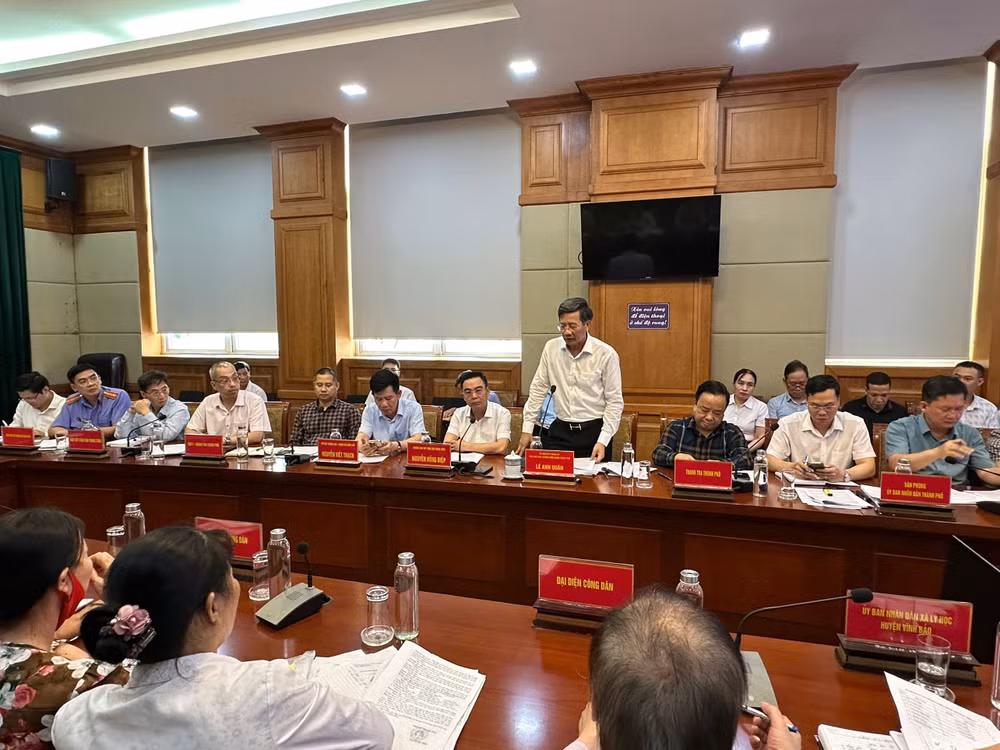 Lãnh đạo Ủy ban nhân dân thành phố Hải Phòng trả lời kiến nghị.