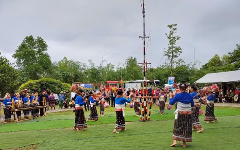 Đồng bào dân tộc Thái ở Thanh Hóa biểu diễn tại Làng Văn hóa Du lịch các dân tộc Việt Nam. (Ảnh: TTXVN)