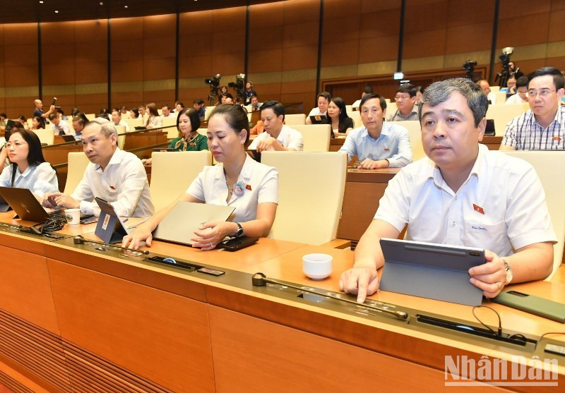 Các đại biểu Quốc hội biểu quyết thông qua Luật Giao dịch điện tử (sửa đổi). (Ảnh: ĐĂNG KHOA)