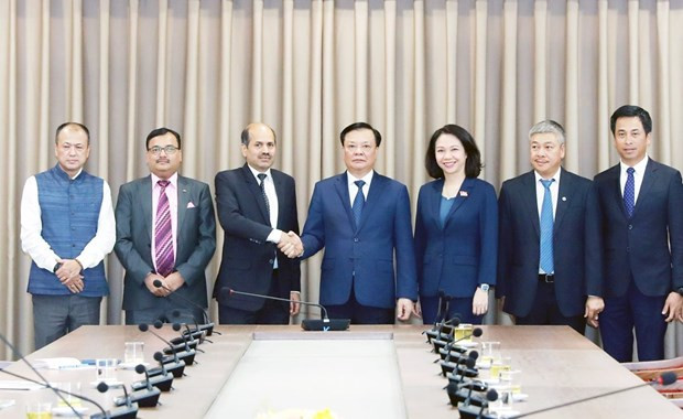 Bí thư Thành ủy Hà Nội Đinh Tiến Dũng và Đại sứ Ấn Độ Sandeep Arya cùng các đại biểu chụp ảnh chung. (Nguồn: Báo Hà Nội mới)