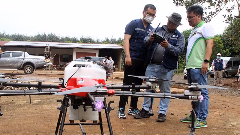 Giám đốc Hợp tác xã dịch vụ nông nghiệp số Bình Phước Đặng Dương Minh Hoàng (huyện Bù Gia Mập) tập huấn kỹ thuật phun thuốc bảo vệ thực vật bằng máy bay không người lái.
