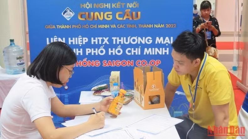 Đại diện doanh nghiệp, cơ sở sản xuất trao đổi, kết nối với một nhà phân phối tại Hội nghị.