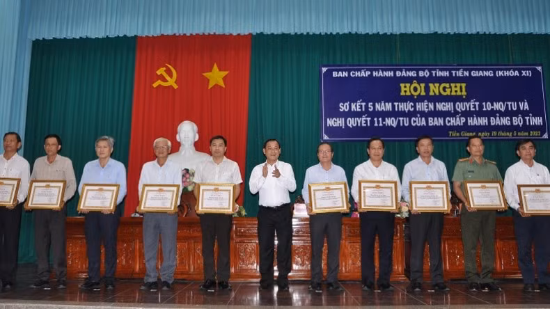 Đồng chí Nguyễn Văn Vĩnh, Chủ tịch Ủy ban nhân dân tỉnh Tiền Giang trao Bằng khen cho các tập thể thực hiện tốt Nghị quyết 11.