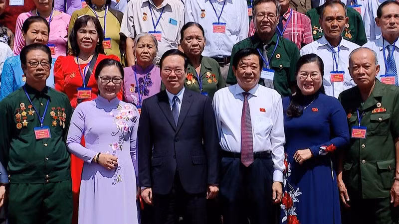 Chủ tịch nước Võ Văn Thưởng chụp ảnh lưu niệm cùng Đoàn đại biểu người có công tỉnh Vĩnh Long. (Ảnh: HỒNG QUÂN)