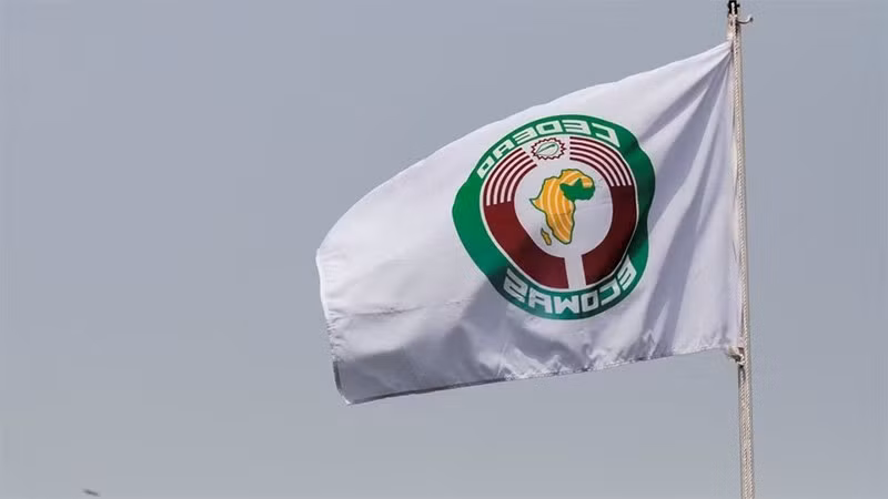 Cờ của ECOWAS tại nơi diễn ra hội nghị thượng đỉnh của tổ chức này ở Ghana, tháng 3/2022. (Ảnh: Reuters)