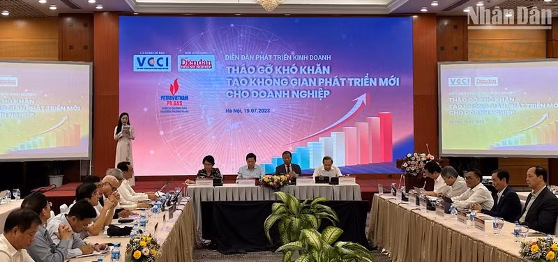 Việc tìm giải pháp để tháo gỡ khó khăn, tạo không gian phát triển mới cho doanh nghiệp đang là vấn đề được ưu tiên hiện nay.