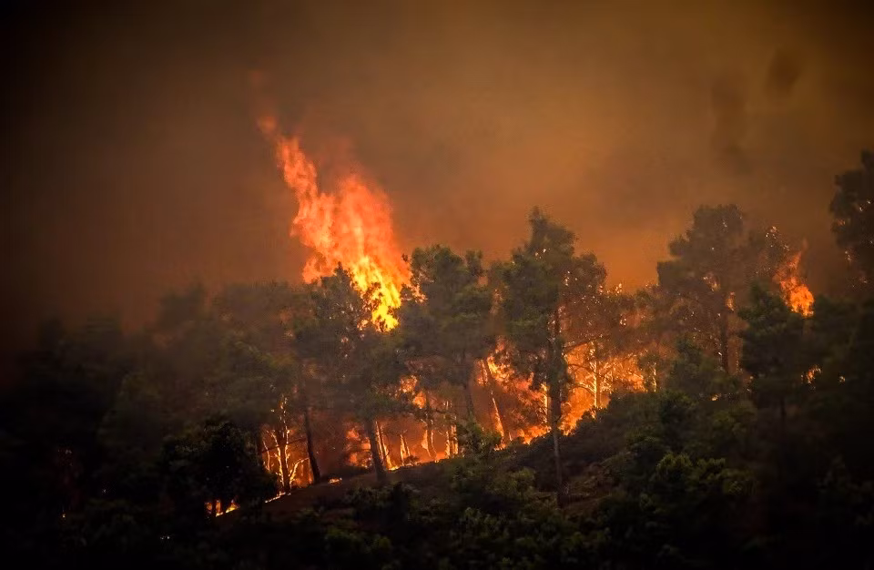 Khói bốc lên từ đám cháy rừng trên đảo Rhodes của Hy Lạp ngày 22/7/2023. (Ảnh: Reuters).
