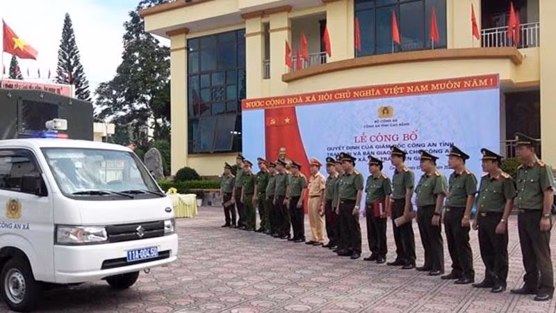 Bàn giao xe ô-tô phục vụ công tác cho công an xã ở khu vực biên giới ở Cao Bằng.
