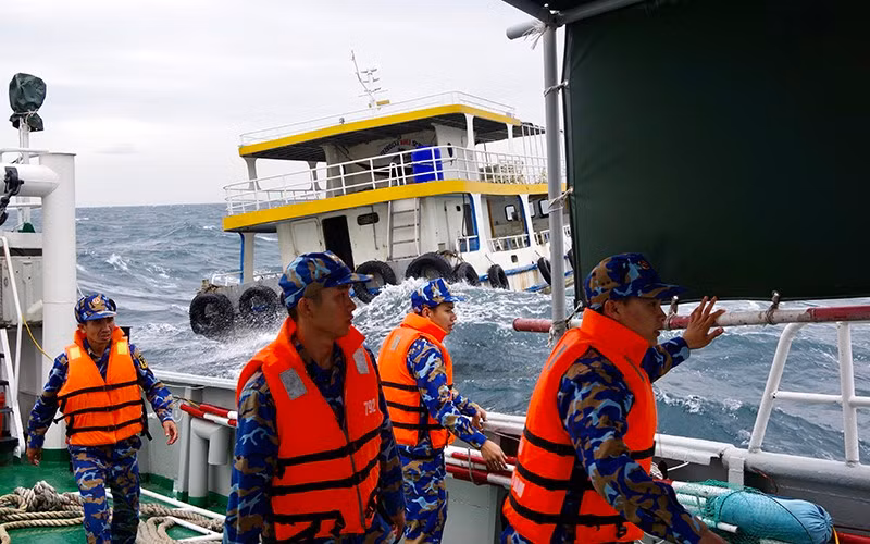 Lực lượng Hải quân hỗ trợ, lai dắt tàu cá bị nạn trên biển.