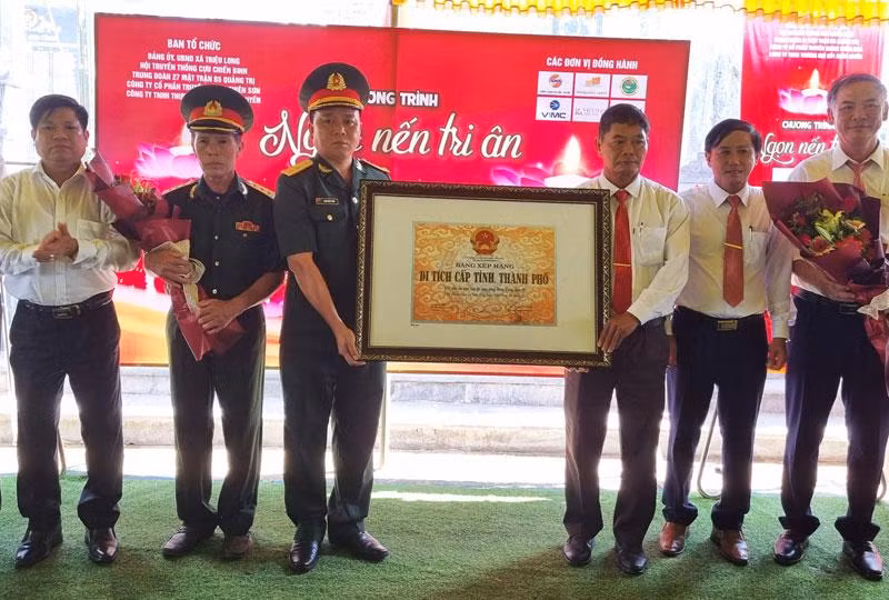 Đón nhận Bằng Di tích lịch sử cấp tỉnh cho “Địa điểm lưu niệm trận địa súng phòng không Trung đoàn 27”.