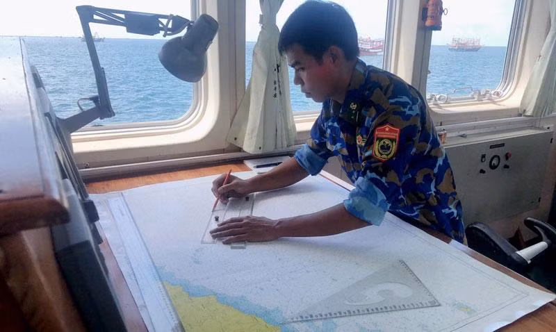 Chiến sĩ Bộ đội Biên phòng trên tàu tìm kiếm cứu nạn CN09 đang xác định tọa độ trên hải đồ khu vực tìm kiếm tàu cá bị mất liên lạc.